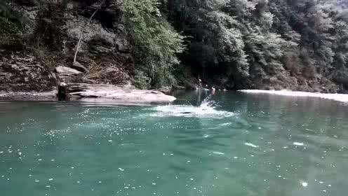 杜海涛牵手沈梦辰逛街，发量稀疏脸长黄斑状态好差，与美妻像隔辈